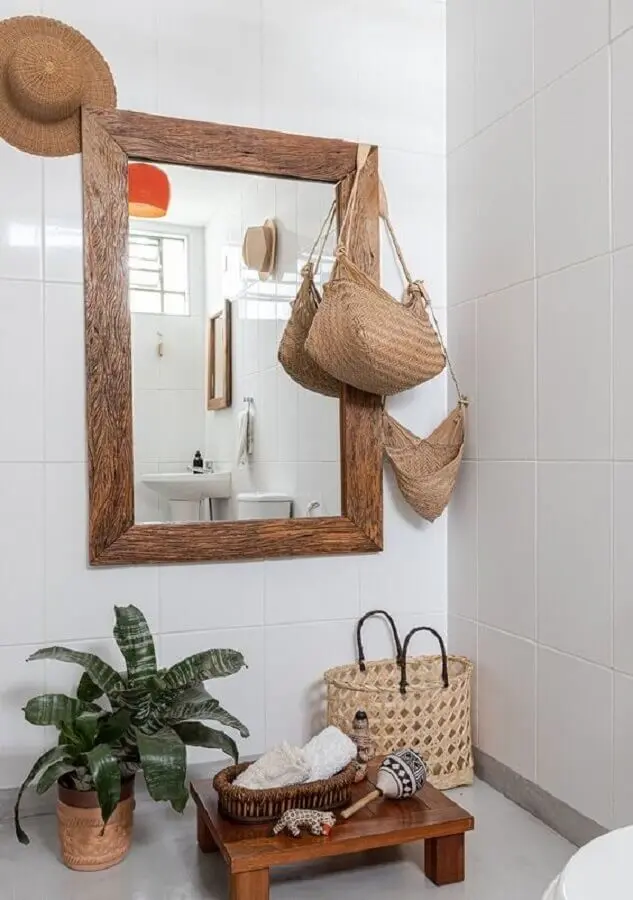 decoração simples com espelho com moldura de madeira Foto Histórias de Casa
