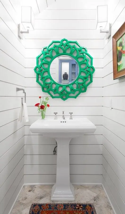 decoração simples com espelho para banheiro com moldura verde Foto Deavita