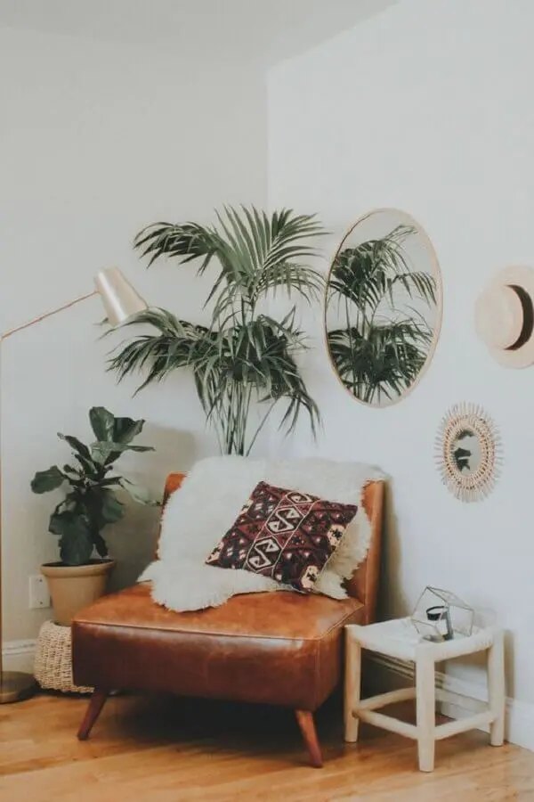 decoração simples com poltrona de couro marrom com pés palito Foto Pinterest