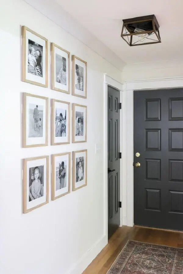 decoração simples com quadros para corredor branco com portas cinza  Foto Living Letter Home