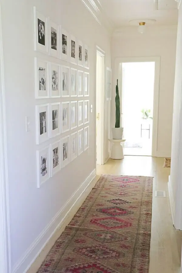 decoração simples com quadros para corredor todo branco Foto A Beautiful Mess