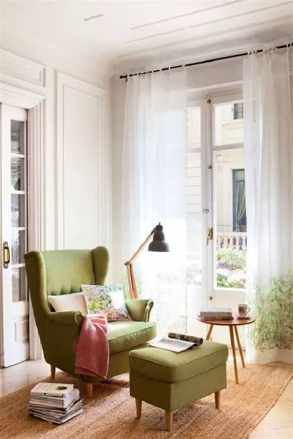 decoração simples para cantinho de leitura com poltrona confortável para leitura com puff Foto El Mueble