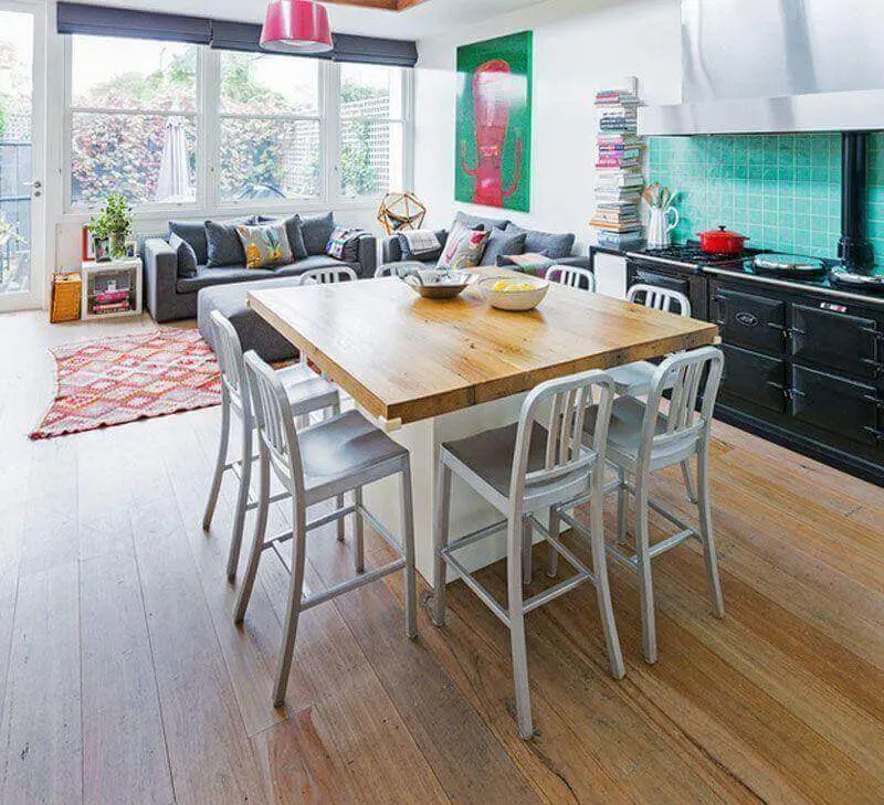 decoração simples para casa conceito aberto com detalhes coloridos Foto Stamp Interiors