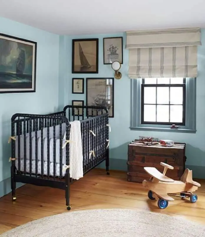 decoração simples para quarto de bebê azul claro com berço preto Foto Pinterest