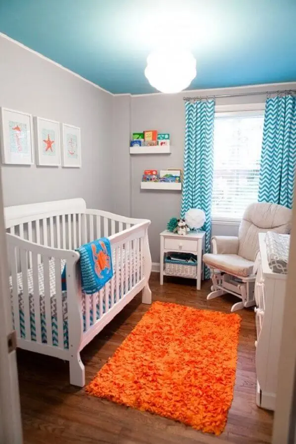 decoração simples para quarto de bebê azul e cinza com tapete laranja Foto Mundo Ovo