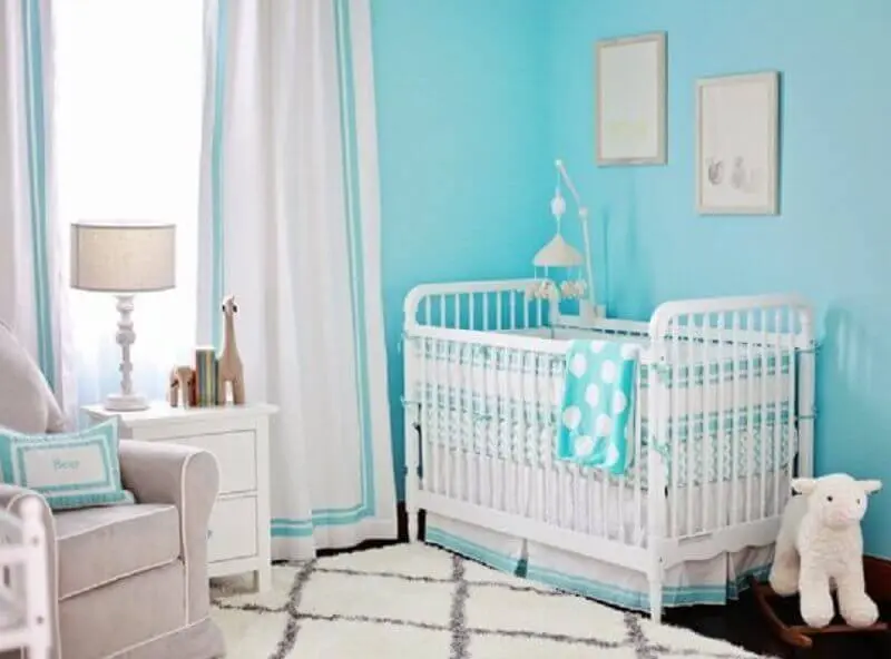 decoração simples para quarto de bebê azul turquesa e branco Foto Histórias de Casa