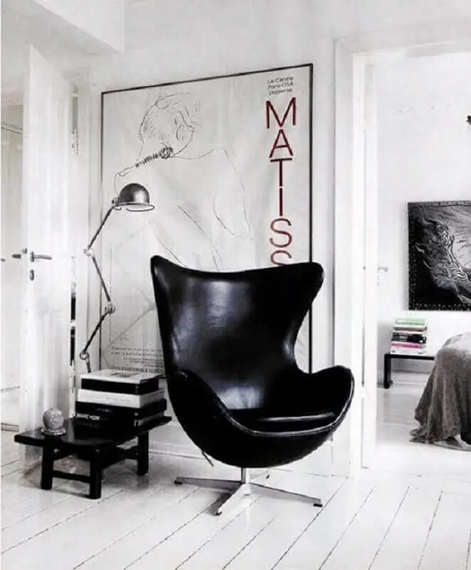 decoração simples para sala branca com poltrona de couro preta Foto Casa de Valentina