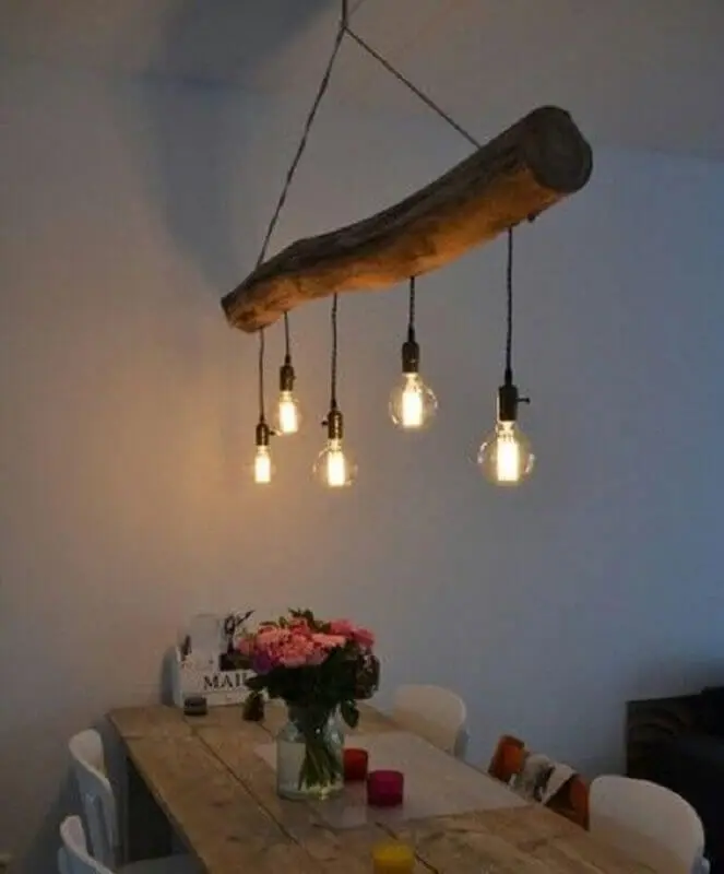 decoração simples para sala de jantar com lustre de madeira rústico  Foto Jeito de Casa