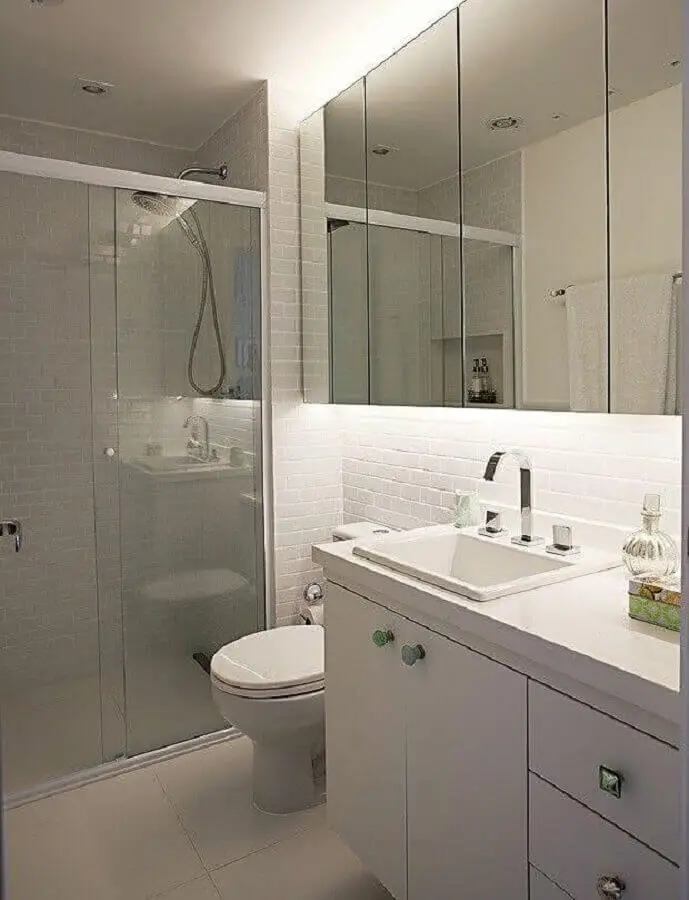 espelheira com iluminação de led para decoração de banheiro simples todo branco Foto Pinterest