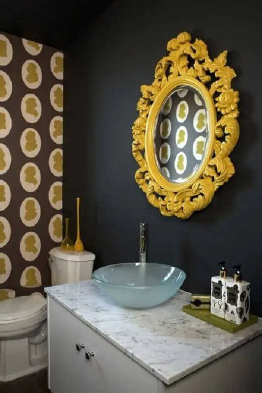 espelho com moldura amarela para decoração de banheiro preto Foto Ideias Decor