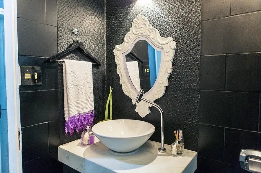 espelho com moldura branca provençal para decoração de banheiro preto Foto CMO Construtora