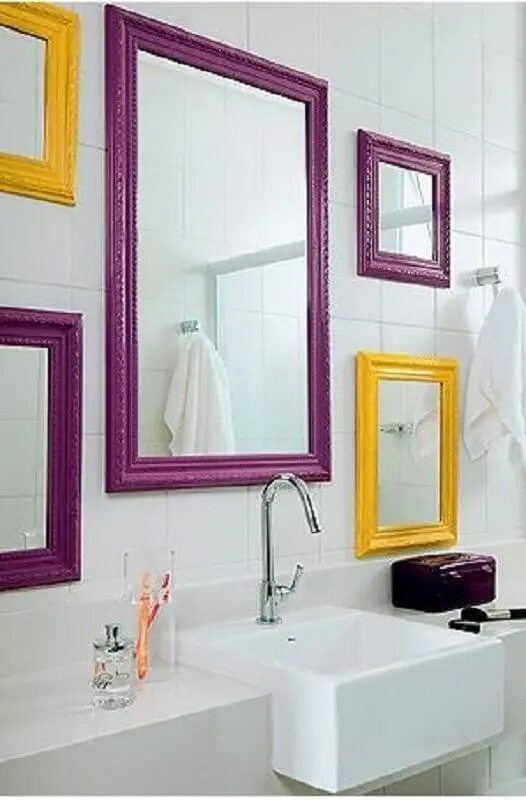 espelho com moldura colorida para decoração de banheiro Foto Arquitrecos