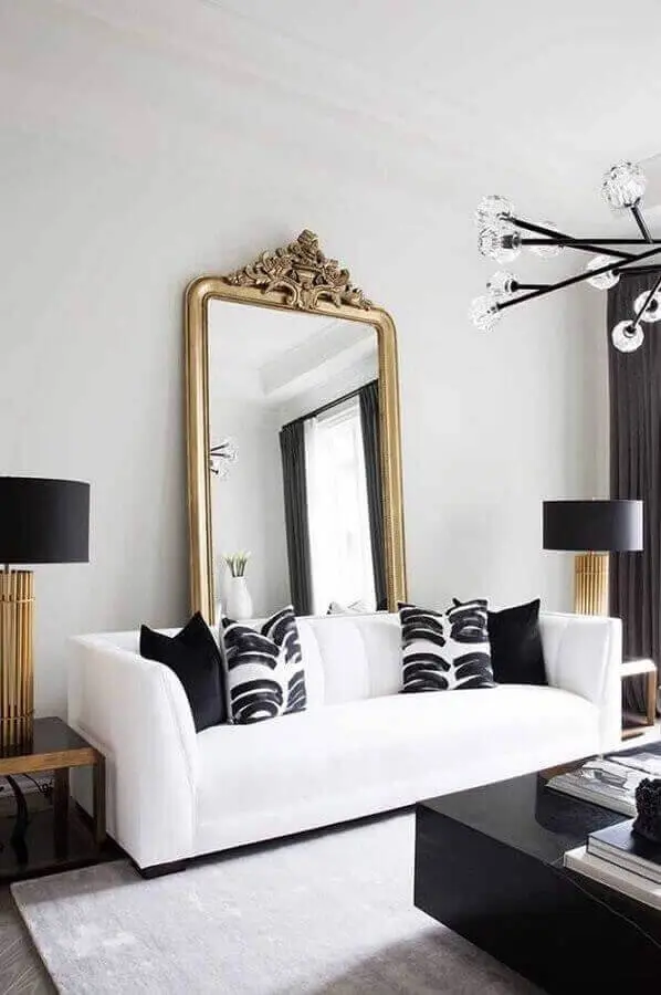 espelho com moldura para sala de estar decorada com sofá branco e abajur preto Foto Pinterest