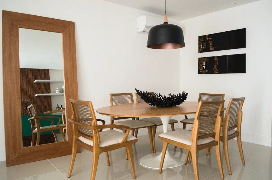 espelho com moldura para sala de jantar clean decorada com móveis de madeira Foto Vitral Arquitetura