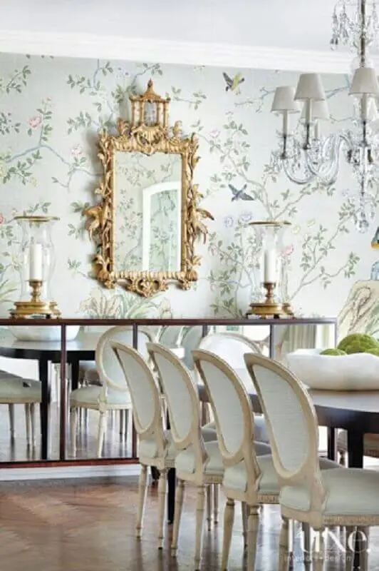 espelho com moldura para sala de jantar clássica decorada com papel de parede floral romântico Foto Pinterest