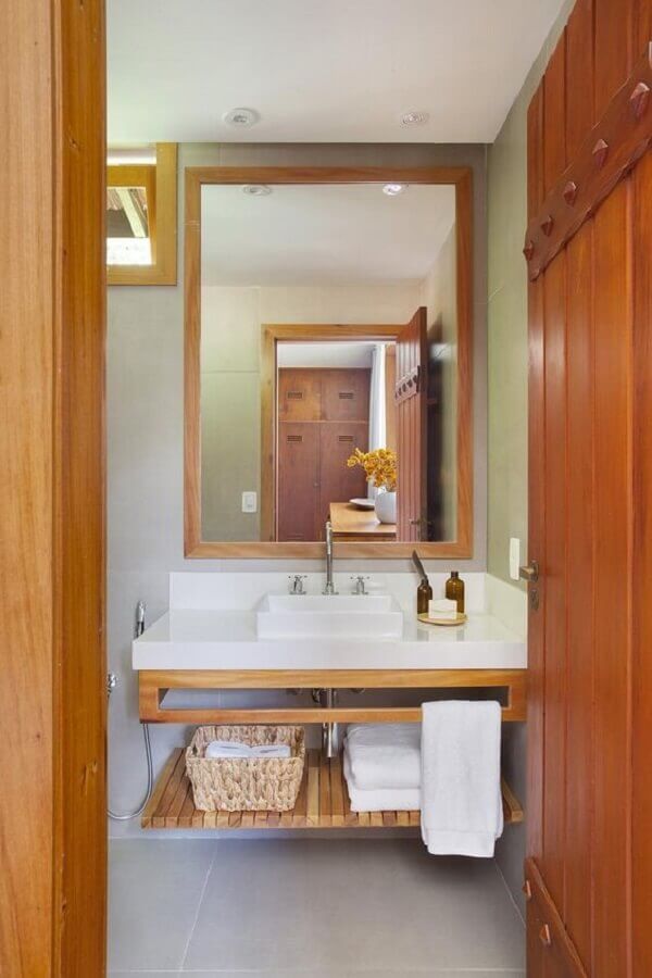 espelho para banheiro com moldura madeira simples Foto Casa de Valentina