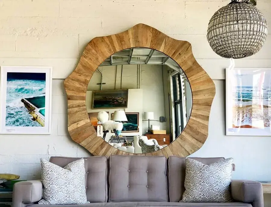espelho redondo com moldura de madeira para sala de estar com sofá cinza Foto Pinterest