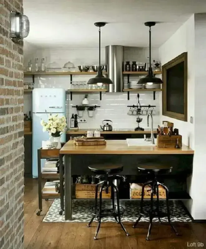 geladeira azul para decoração de cozinha estilo industrial simples com bancada de madeira  Foto Futurist Architecture