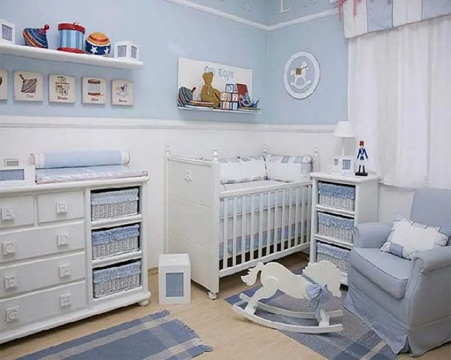 ideia de quarto de bebê azul claro e branco decorado Foto Pinterest