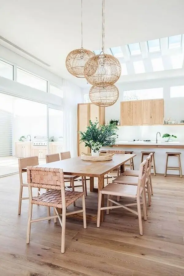 luminária pendente rústica para sala de jantar minimalista integrada com cozinha Foto Home Styling