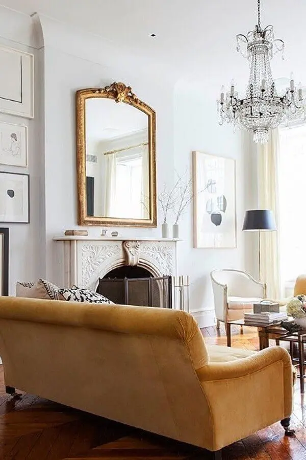 lustre de cristal e espelho com moldura para sala de estar clássica e sofisticada Foto Huffington Post