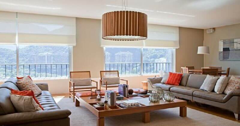 lustre de madeira para sala de estar ampla integrada com varanda Foto Pinterest