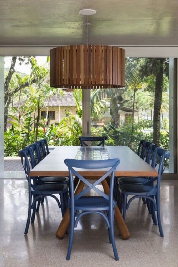 lustre de madeira para sala de jantar grande decorada com cadeiras azuis  Foto Casa de Valentina