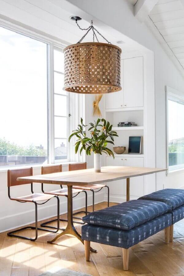 lustre de madeira redondo para sala de jantar branca decorada com puffs azuis e mesa de madeira  Foto Pinterest
