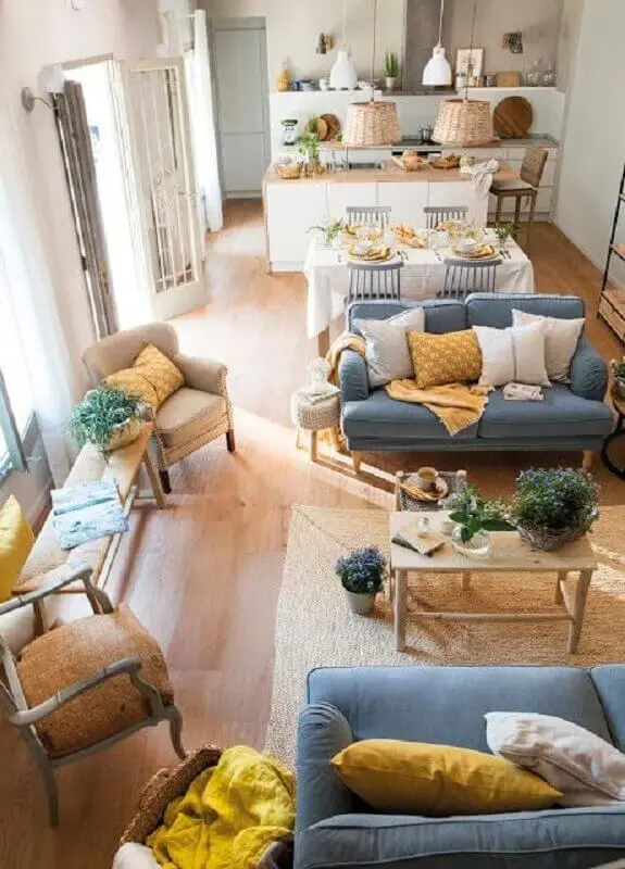 madeira clara para revestimento de casa conceito aberto com sofás azuis Foto Blog Achados de Decoração