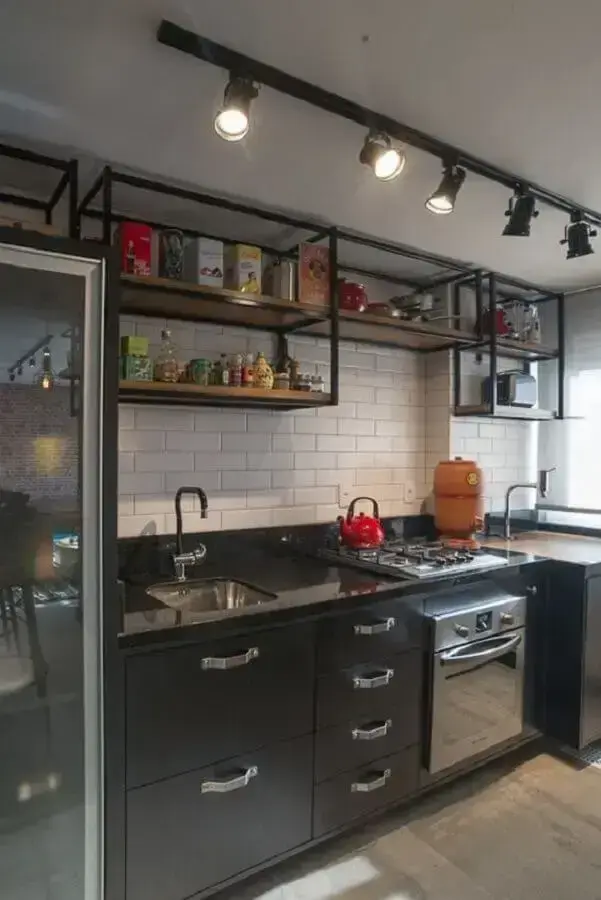 modelo de armário de cozinha estilo industrial pequena  Foto DeHouse