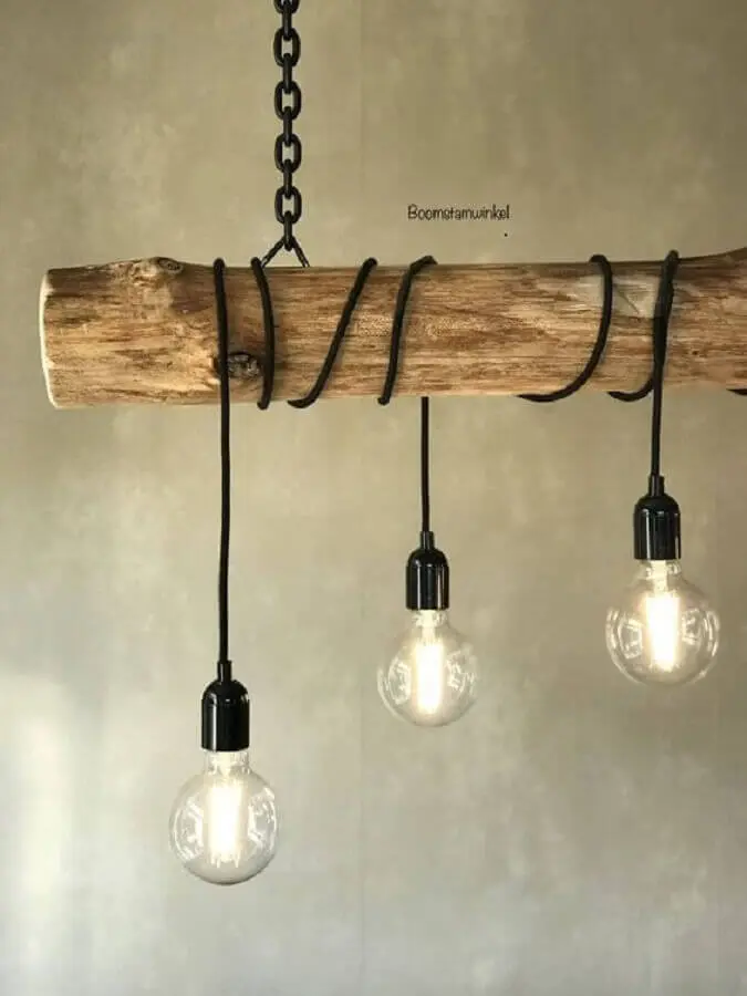 modelo de luminária rústica de madeira e corrente Foto Boom Stam Winkel