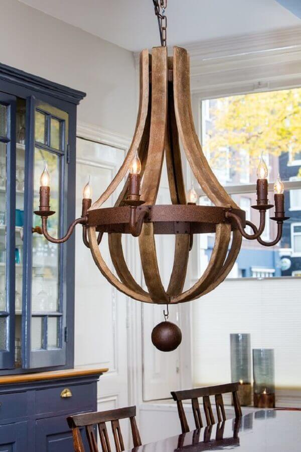 modelo de lustre pendente de madeira Foto Robin Baron Design