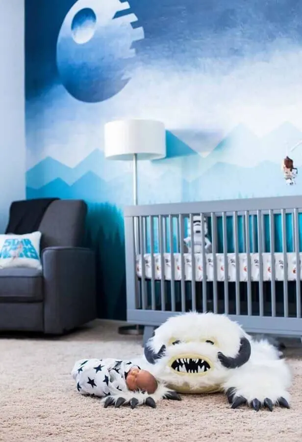 papel de parede azul para quarto de bebê com móveis cinza Foto OKKA