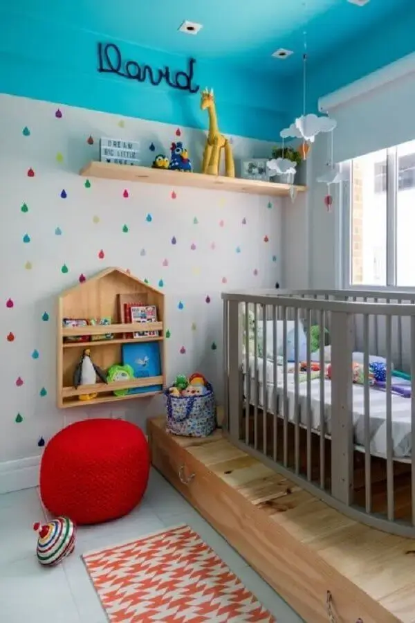 papel de parede com gotas coloridas para decoração de quarto de bebê simples azul turquesa e branco Foto NaToca Design