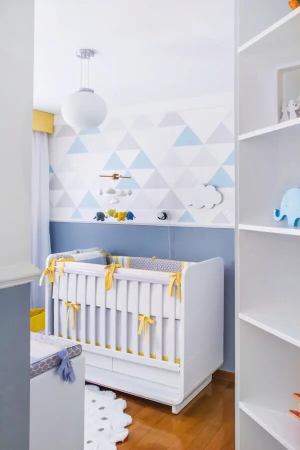 papel de parede geométrico para decoração de quarto de bebê azul e branco com detalhes em amarelo Foto Casa & Ambiente Bebê