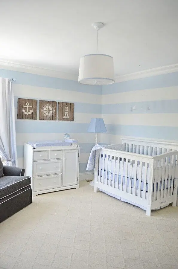 papel de parede listrado para decoração de quarto de bebê azul claro e branco Foto Pinterest