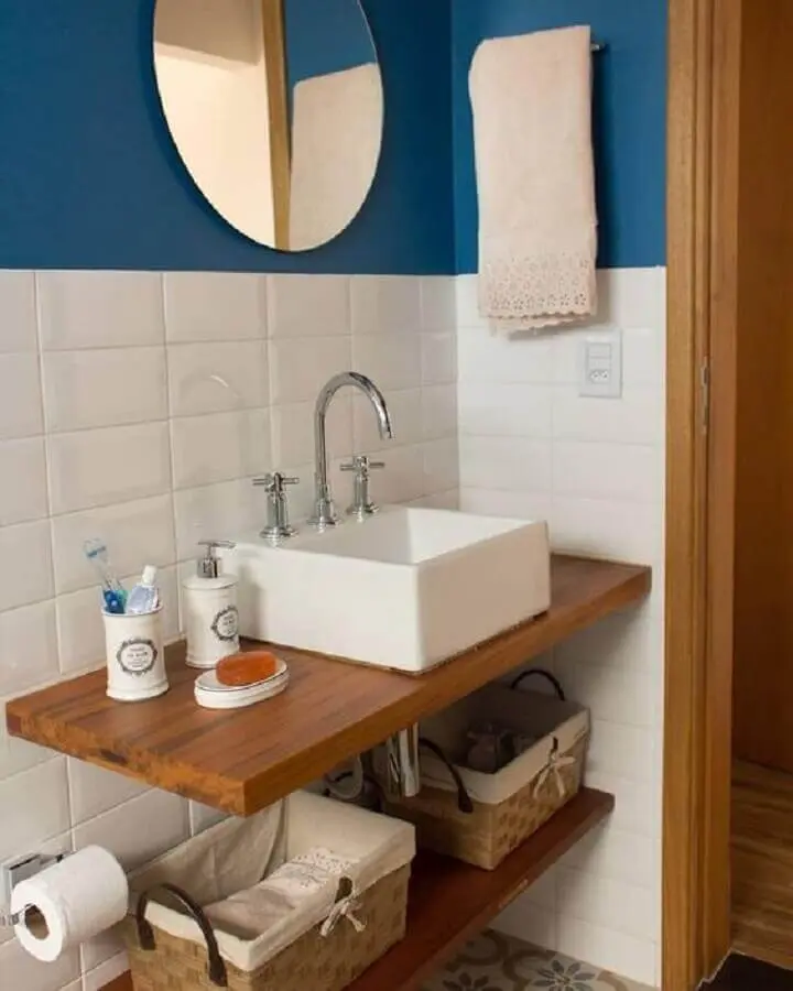 parede azul e branca para decoração de banheiro simples e pequeno Foto Jeito de Casa