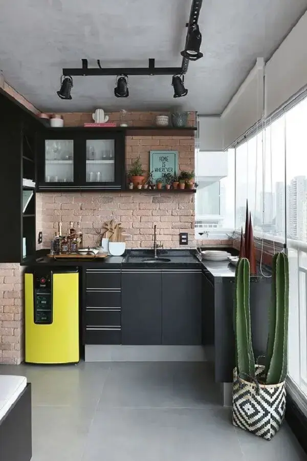 parede de tijolinho para cozinha estilo industrial pequena decorada com armários pretos Foto Casa de Valentina