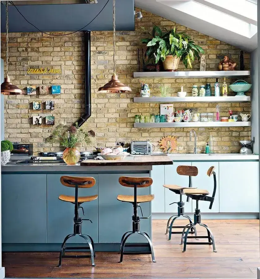 parede de tijolinho rústica para decoração de cozinha estilo industrial moderna com ilha azul  Foto Jeito de Casa