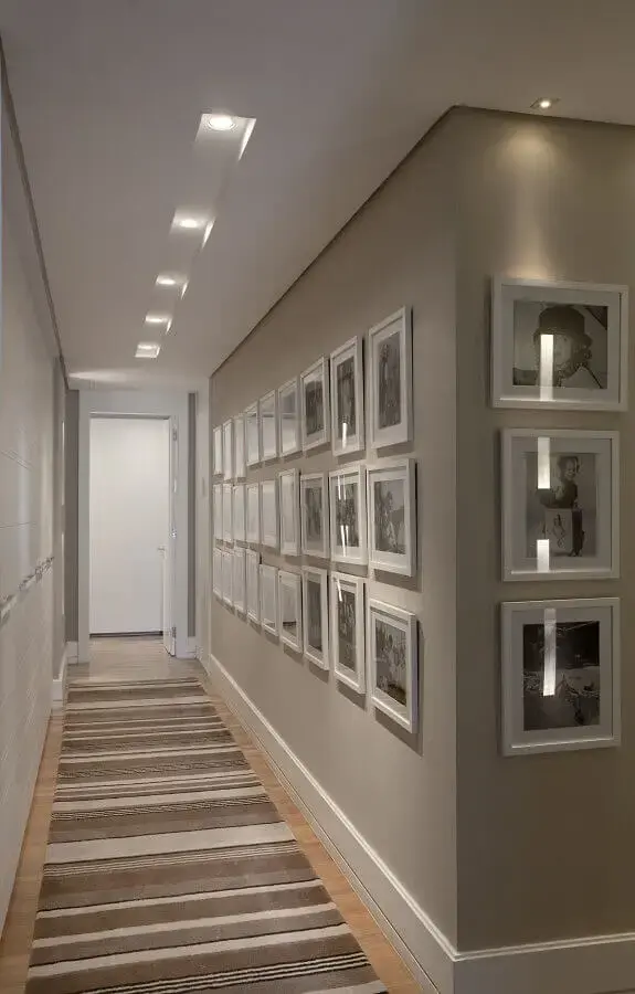 passadeira listrada e quadros decorativos para corredor decorado em tons de bege Foto Conexão Décor