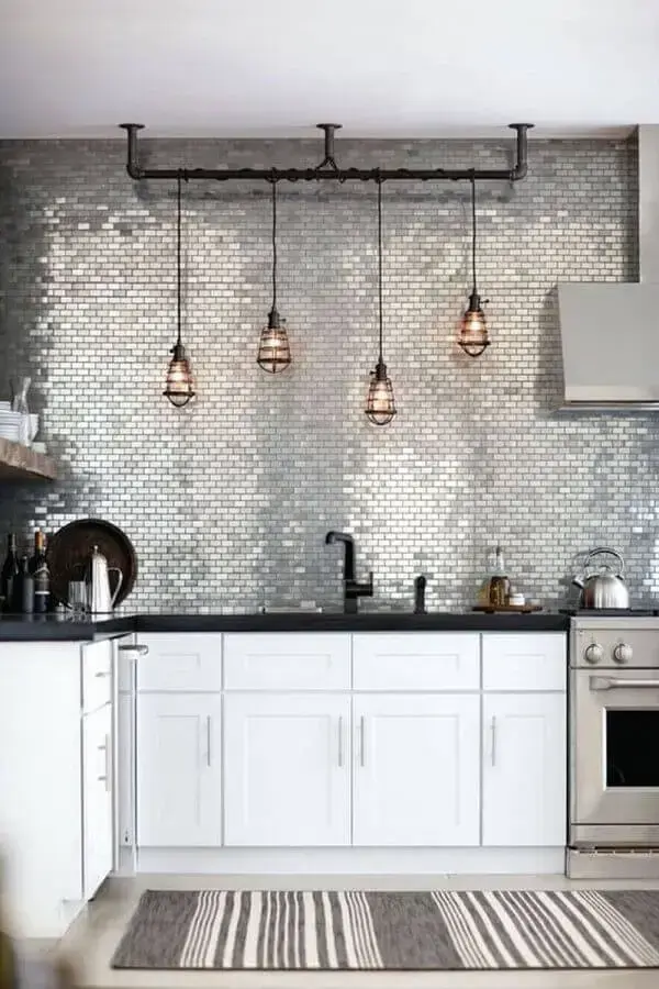 pastilhas metalizadas para decoração de cozinha estilo industrial com armários brancos  Foto Archidea