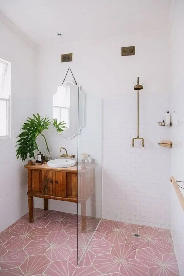piso rosa para decoração de banheiro simples com gabinete de madeira Foto Pinterest