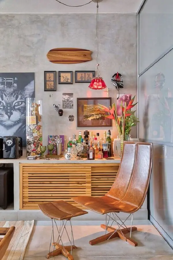 poltrona de couro moderna para decoração de sala com parede de cimento queimado Foto Casa de Valentina