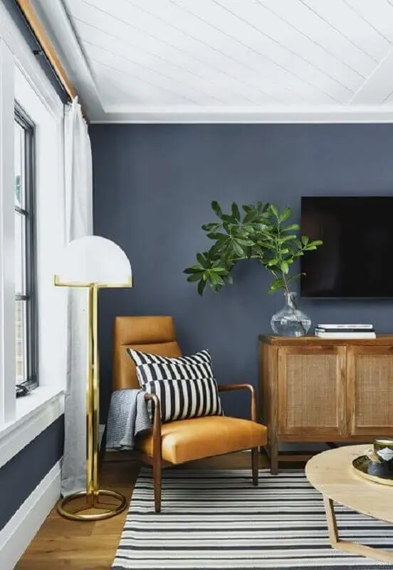 poltrona de leitura para sala de TV cinza decorada com abajur de chão Foto Pinterest