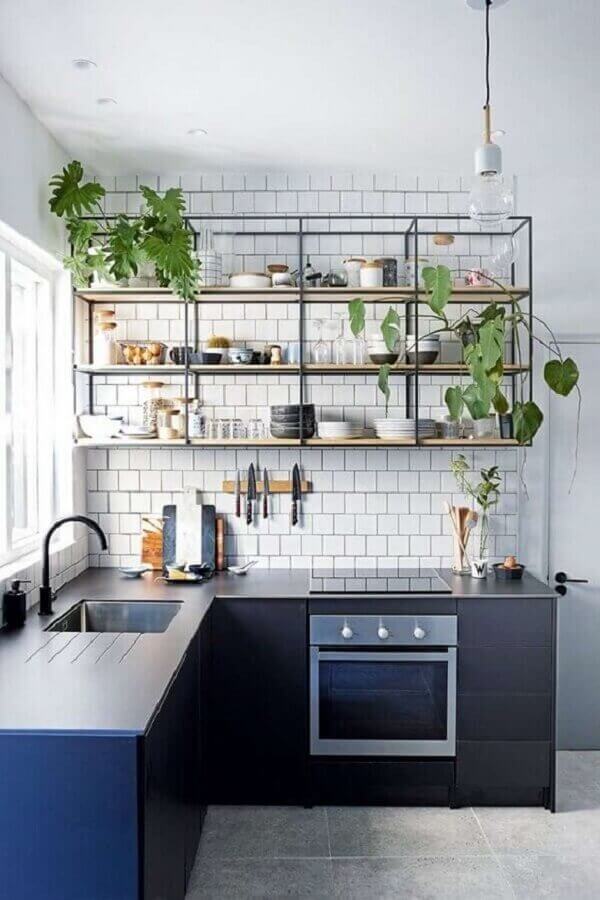 prateleira estilo industrial para cozinha azul e branca  Foto Jeito de Casa