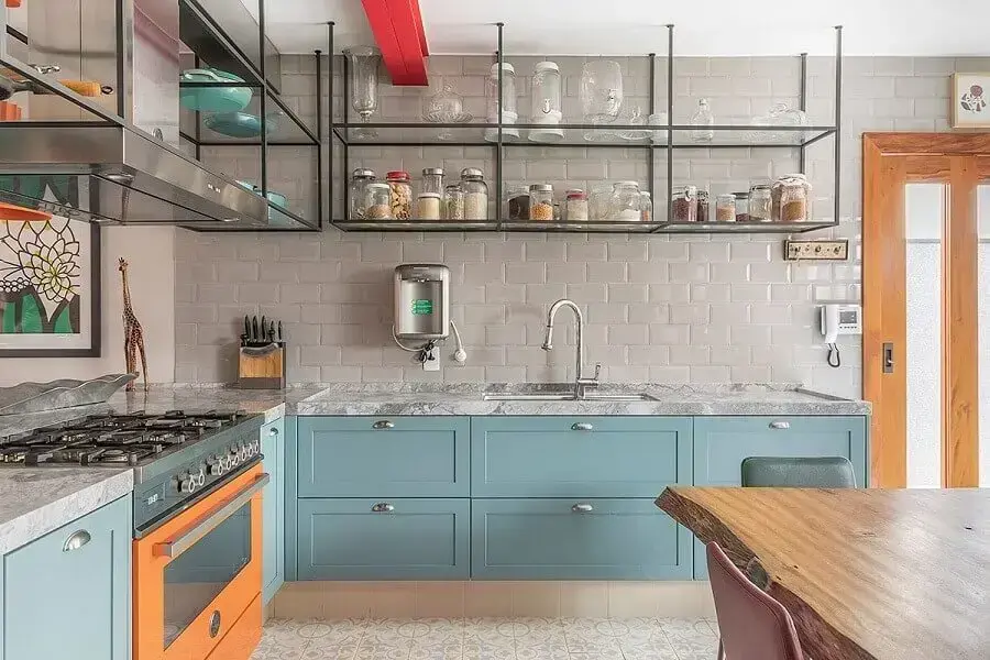 prateleira estilo industrial para cozinha planejada com armários azuis estilo clássico Foto Casa de Valentina