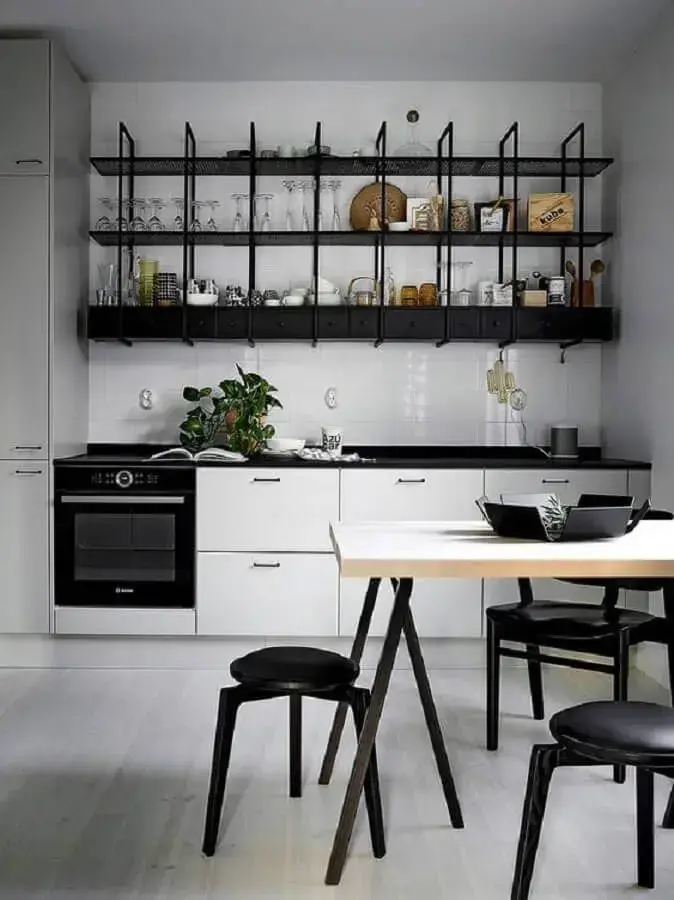 prateleira estilo industrial para cozinha planejada com armários brancos Foto Finnish Design Shop