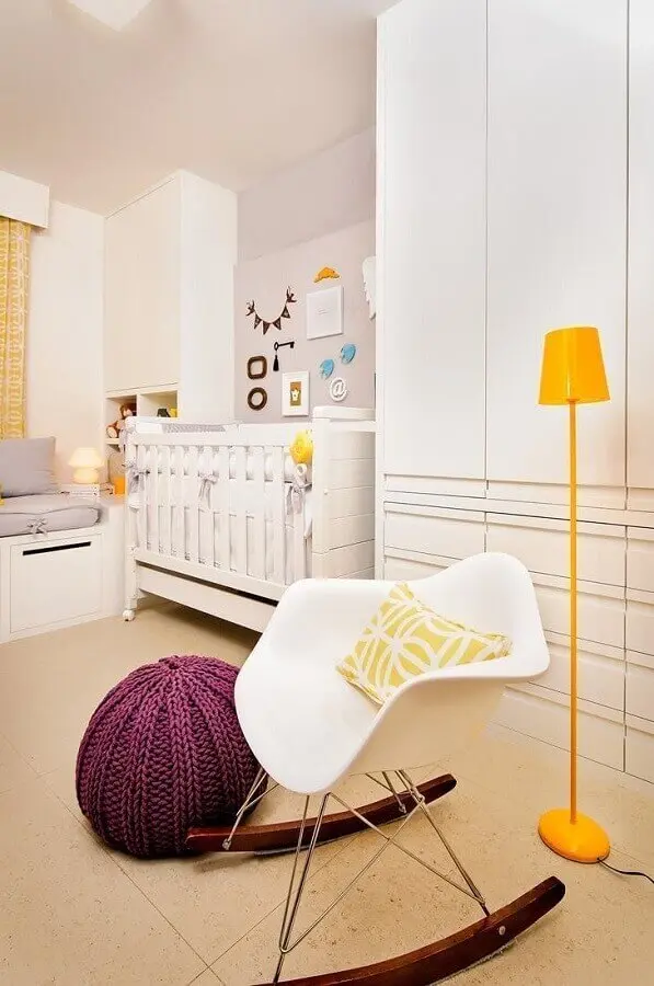 puff colorido para quarto de bebê branco e cinza com luminária de piso amarela Foto Pinterest