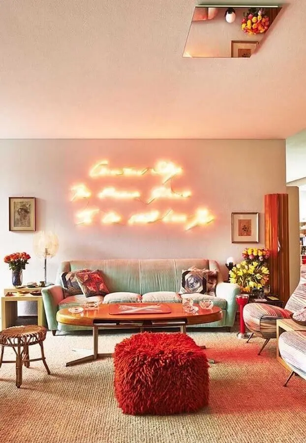 puff colorido para sala de estar decorada com luminária neon Foto Decorholic