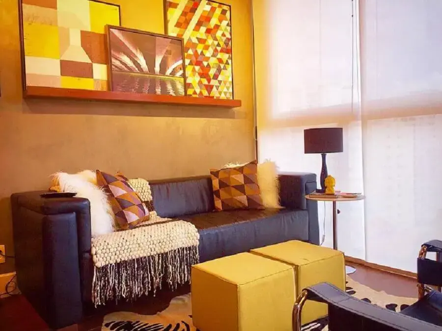 puff colorido quadrado para sala simples decorada com sofá marrom escuro Foto Andreas Móveis
